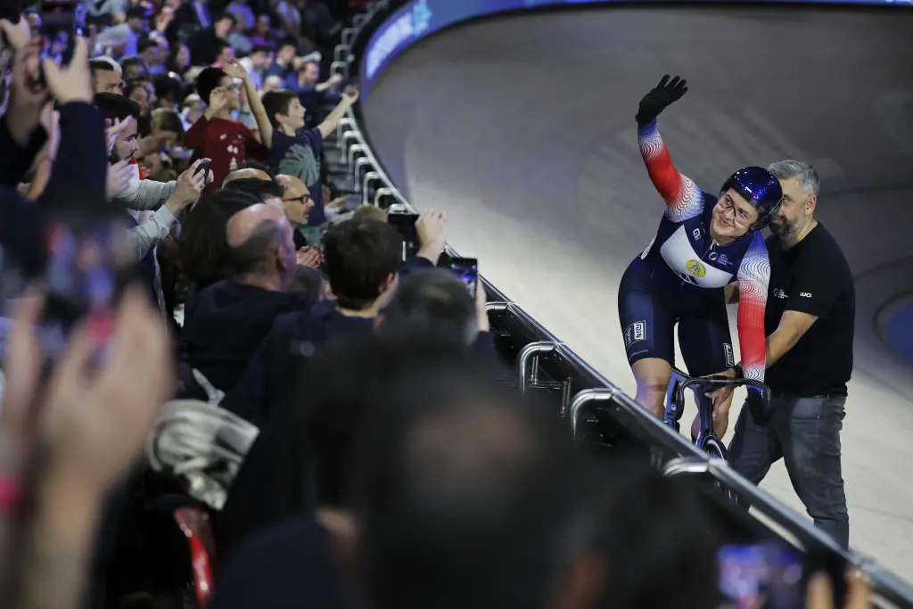 Mathilde Gros a profité de courir à domicile, sur le vélodrome de Saint-Quentin-en-Yvelines, pour communier avec le public.