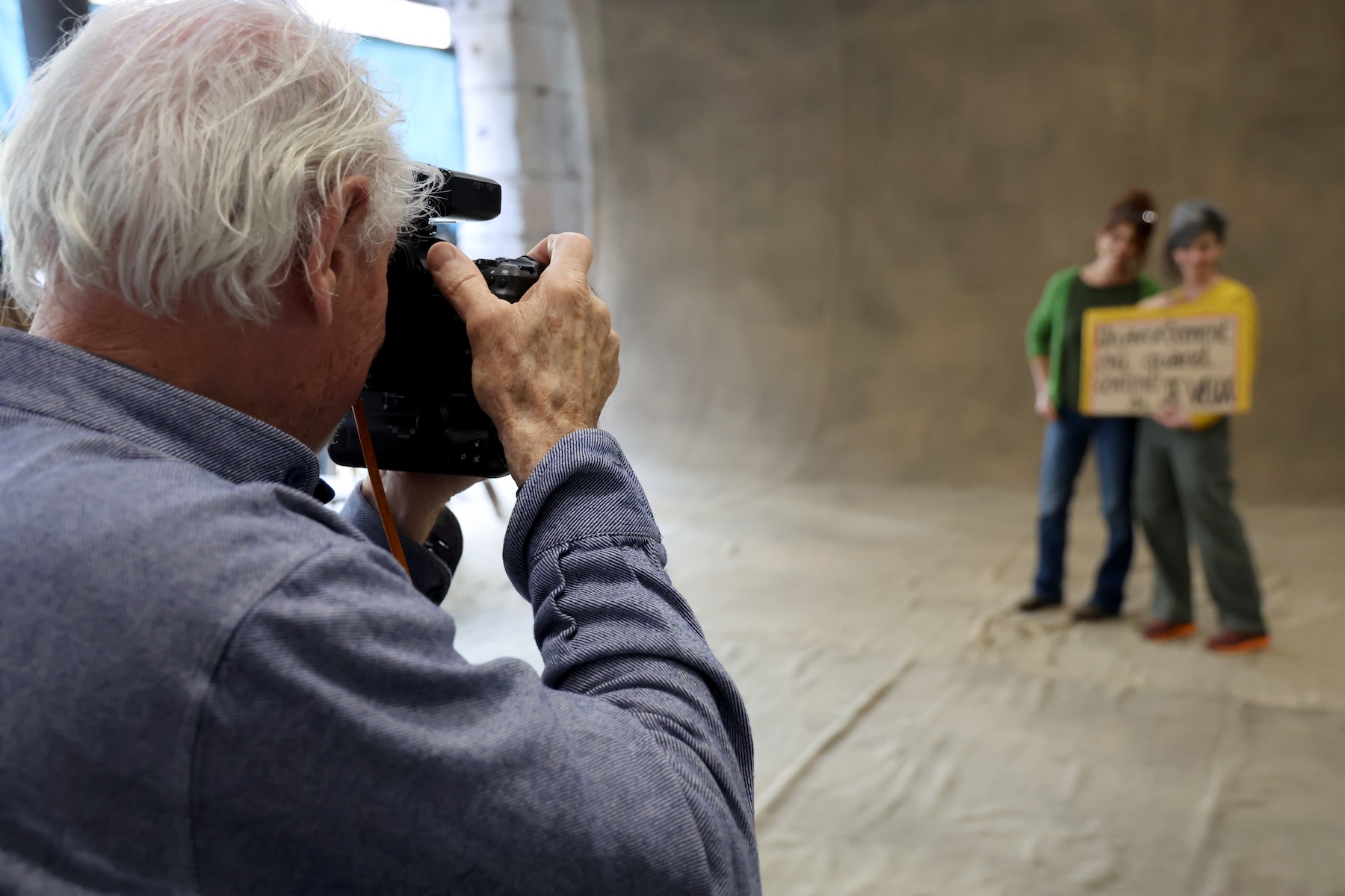 Yann Arthus Bertrand, one of France s most renowned photographers, will be in Marseille from December 17 to 20. Set up at 61, La Canebiere, his temporary studio is offering Marseilles residents the chance to be photographed free of charge. A simple, authentic shot for an ambitious project: The French and those who live in France, with a book due for publication in October 2025 in Marseille, Southern France on December 18, 2024.

Yann Arthus Bertrand, l un des photographes francais les plus renommes, pose ses valises a Marseille du 17 au 20 decembre. Installe au 61, La Canebiere, son studio temporaire offre aux Marseillais la possibilite d etre photographies gratuitement. Un cliche simple, authentique, pour un projet ambitieux : Les Français et ceux qui vivent en France avec la sortie d un livre pour Octobre 2025 a Marseille le mercredi 18 decembre 2024.