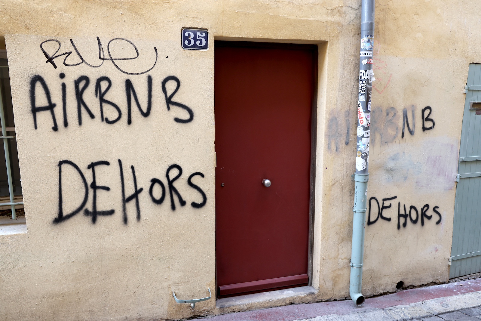 Wall tag against Airbnb rentals. In Marseille, Airbnb is a major irritant for residents of the Panier district.The explosion in tourist rentals is deregulating the real estate market and exasperating local residents.The city s municipal services are trying to stem the tide and penalize owners of Airbnb accommodations offering tourist rentals. Residents of the Le Panier district are tagging walls to show their anger in Marseille, Southern France, on January 20, 2024. Mur tague contre la locations Airbnb. A Marseille, Airbnb c est le grand ras le bol des habitants du quartier Le Panier. L explosion des locations touristiques deregule le marche immobilier et exaspere les habitants marseillais. Les services municipaux de la ville tentent d endiguer la vague et de verbaliser les proprietaires de logement Airbnb proposant des locations touristiques. Les habitants du quartier Le Panier taguent les murs pour montrer leur colère. a Marseille le samedi 20 janvier 2024.