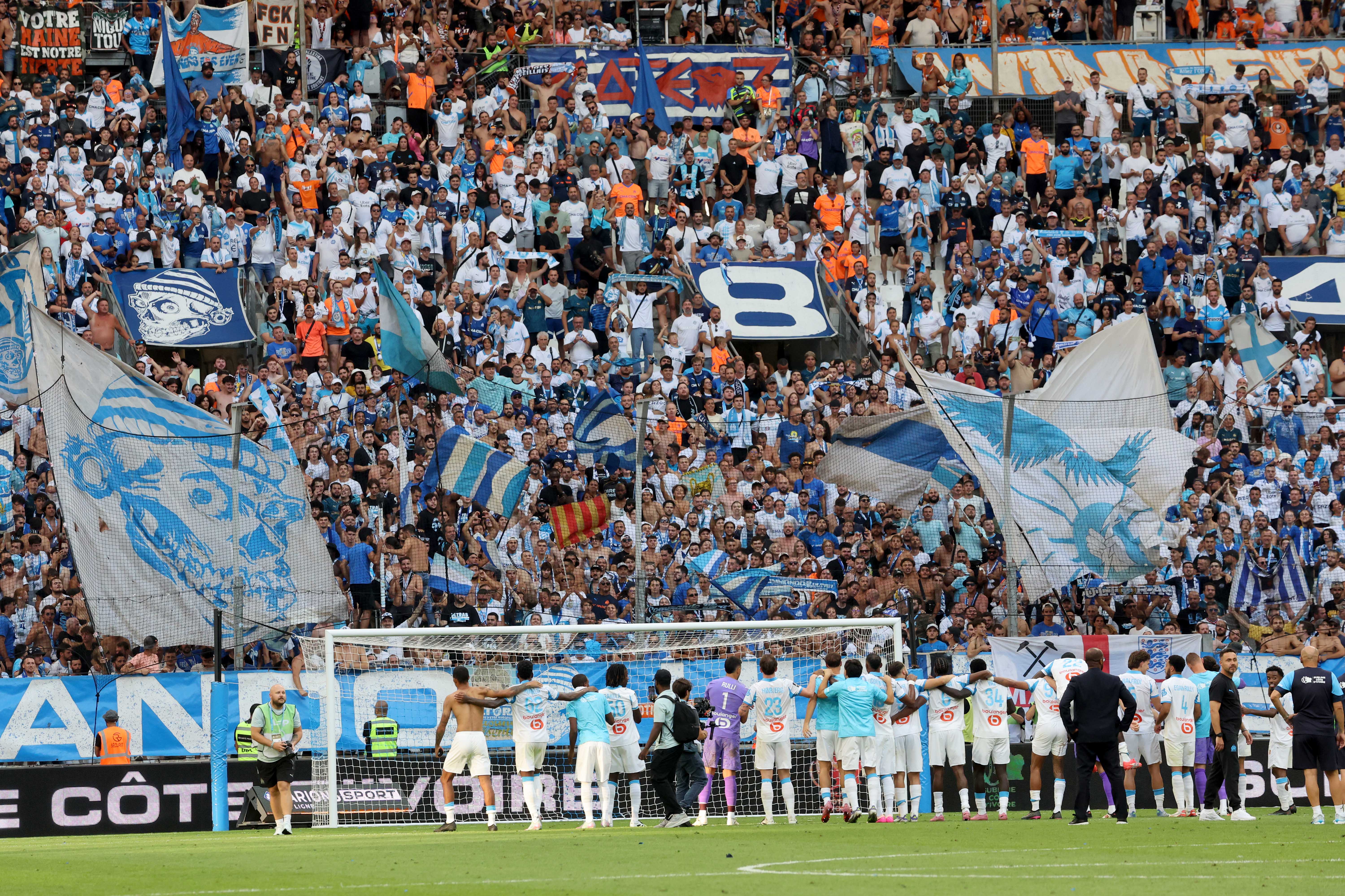 célébration victoire avec supporters