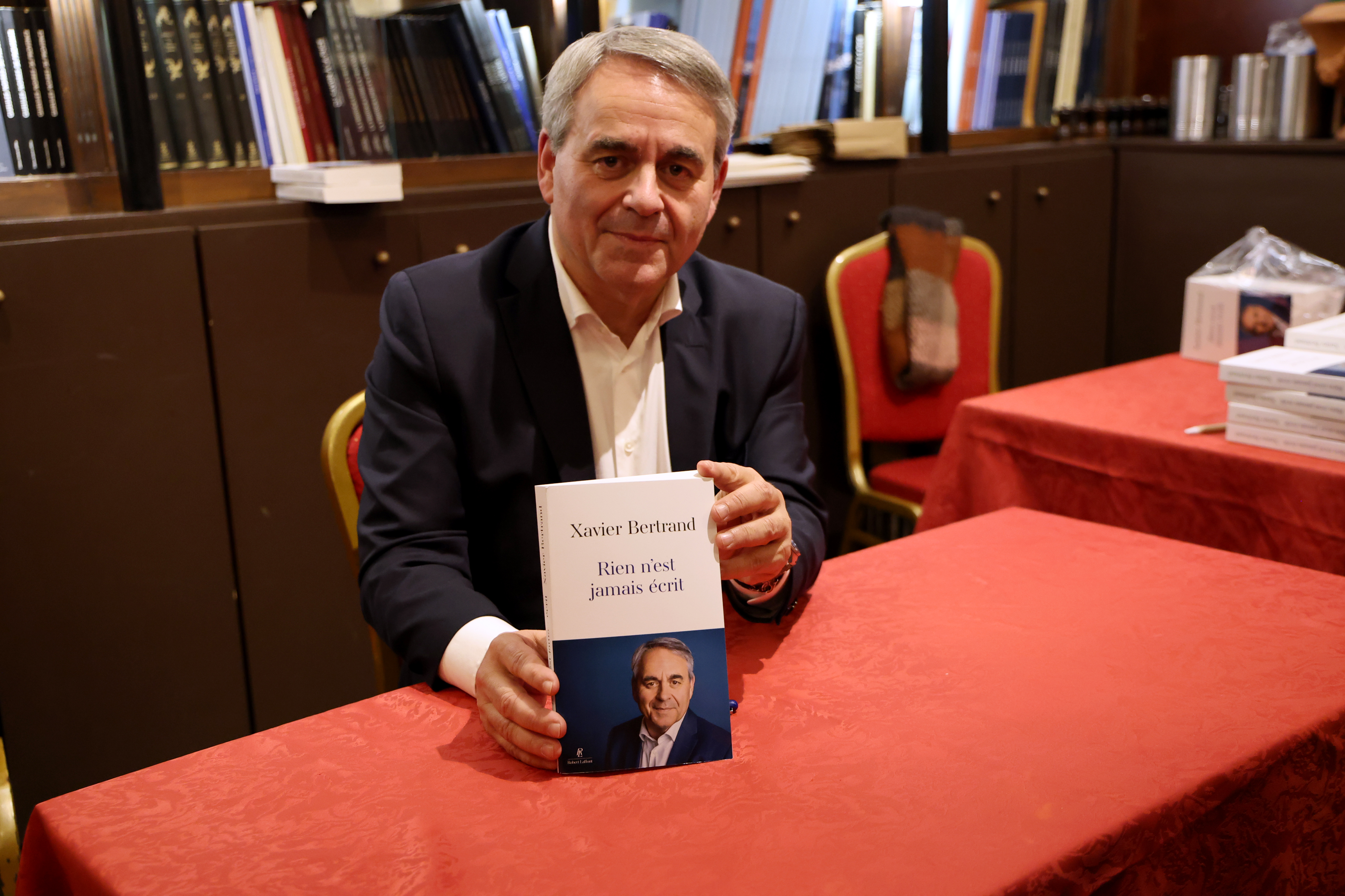 « Rien n’est jamais écrit » Xavier Bertrand raconte son passé politique et propose un avenir pour la droite républicaine !