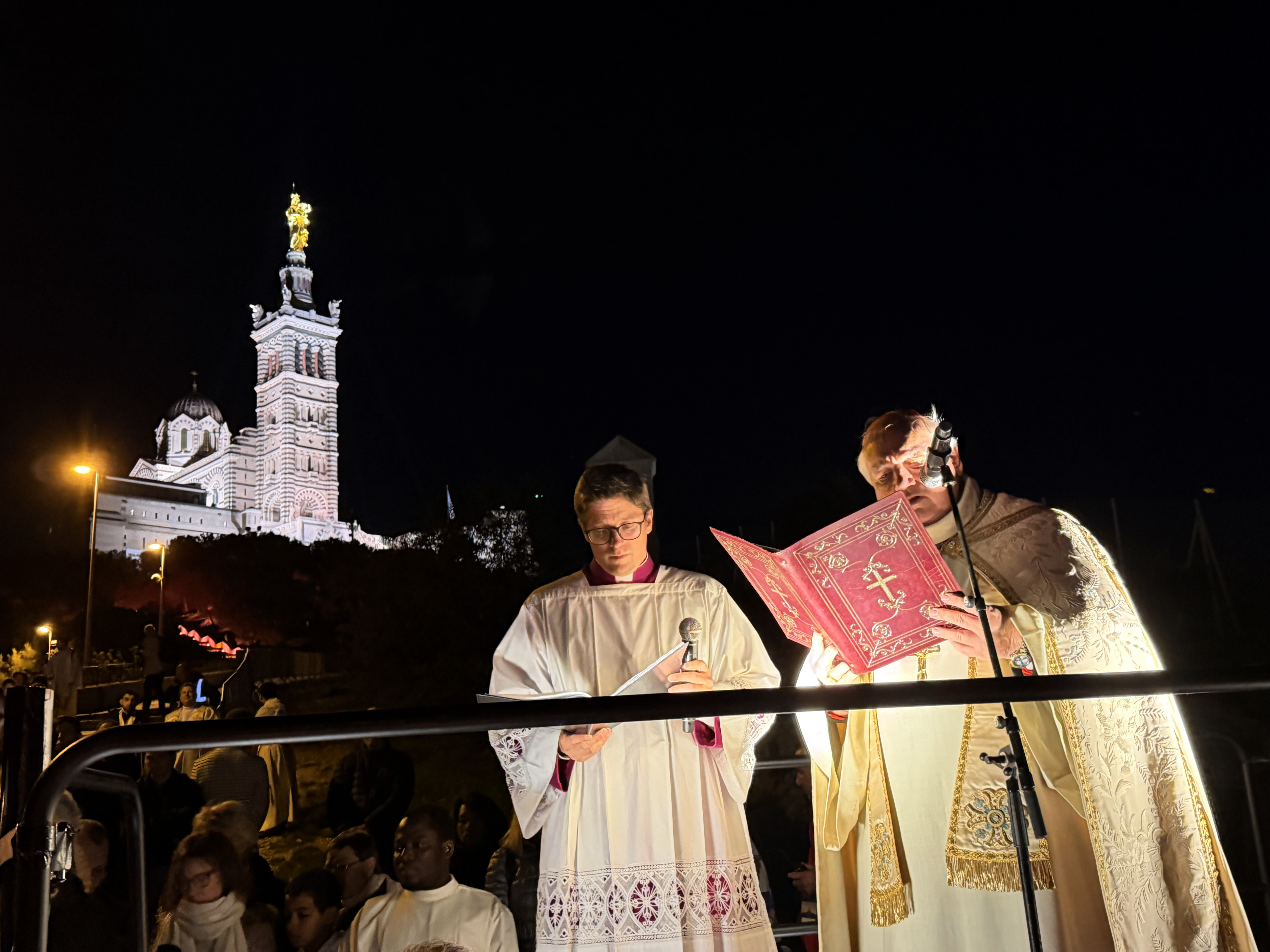 Des milliers de Marseillais, unis pour l’inauguration de la Bonne Mère.